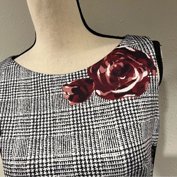 Sleeveless floral dress - Picture 2 of 14